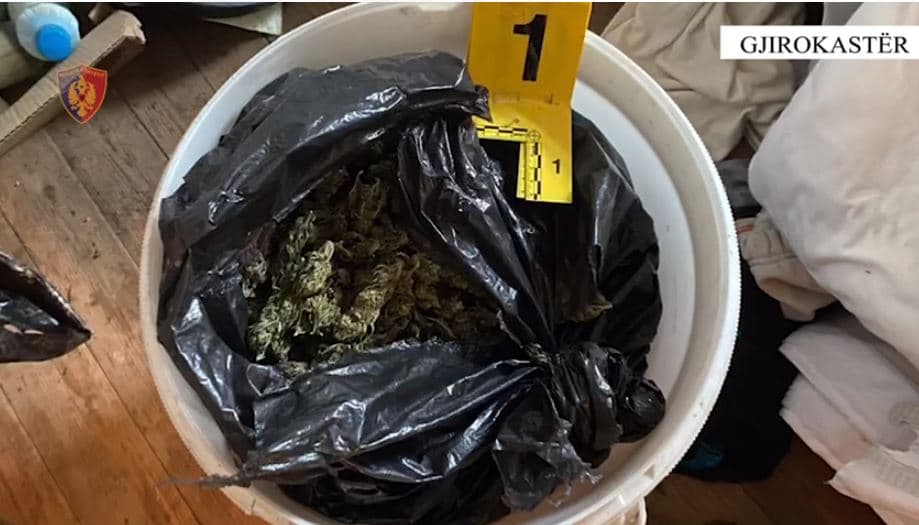 Tepelenë, një personi i gjendet në banesë 3 kg kanabis