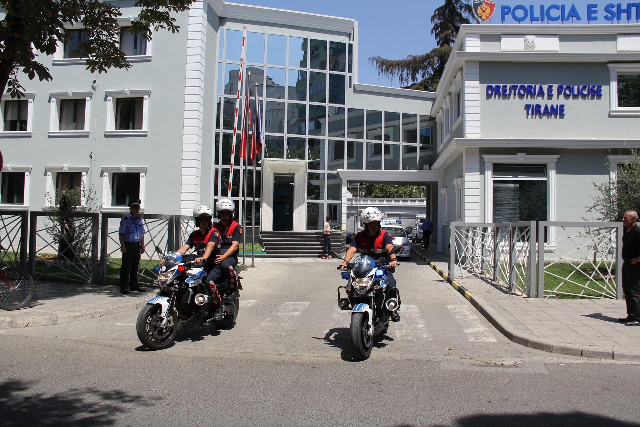 Përvetësonte shuma parash nga biznesmenët me mandate të falsifikuara, vihet në pranga një person në Tiranë