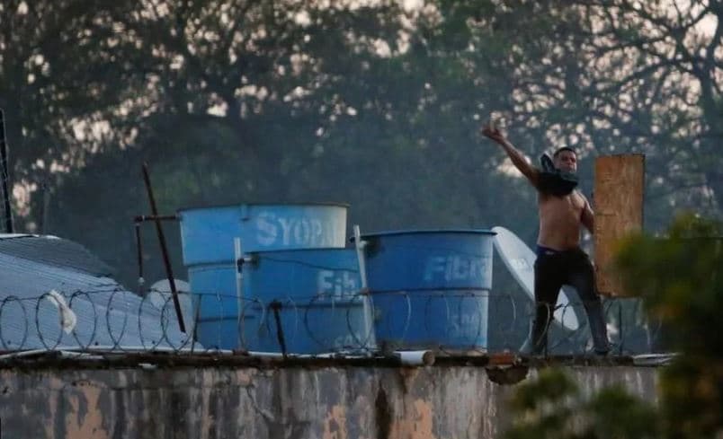 Paraguaji, të burgosurit rebelë mbajnë peng 10 roje