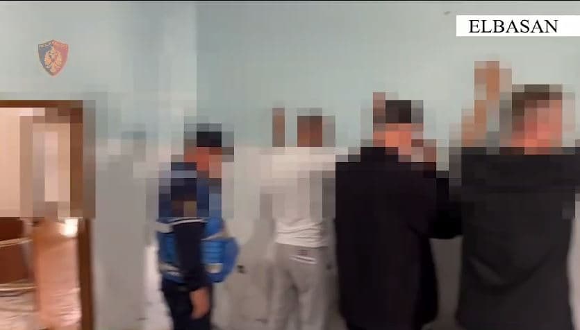 Përshtatën ambientet e një lokali për lojëra fati, dy të arrestuar në Elbasan dhe 13 nën hetim
