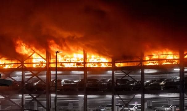  Përfshihet nga flakët parkingu në aeroportin Luton, pezullohen të gjitha fluturimet, digjen 1200 makina