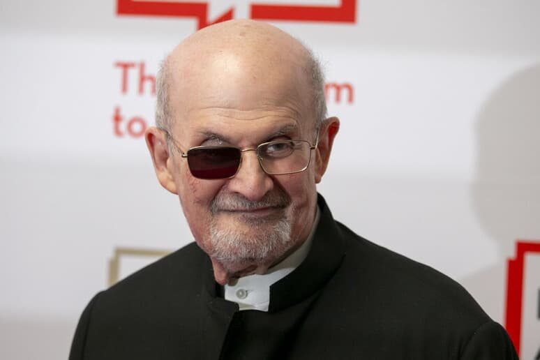 Rushdie shkruan libër për sulmin e vitit të kaluar