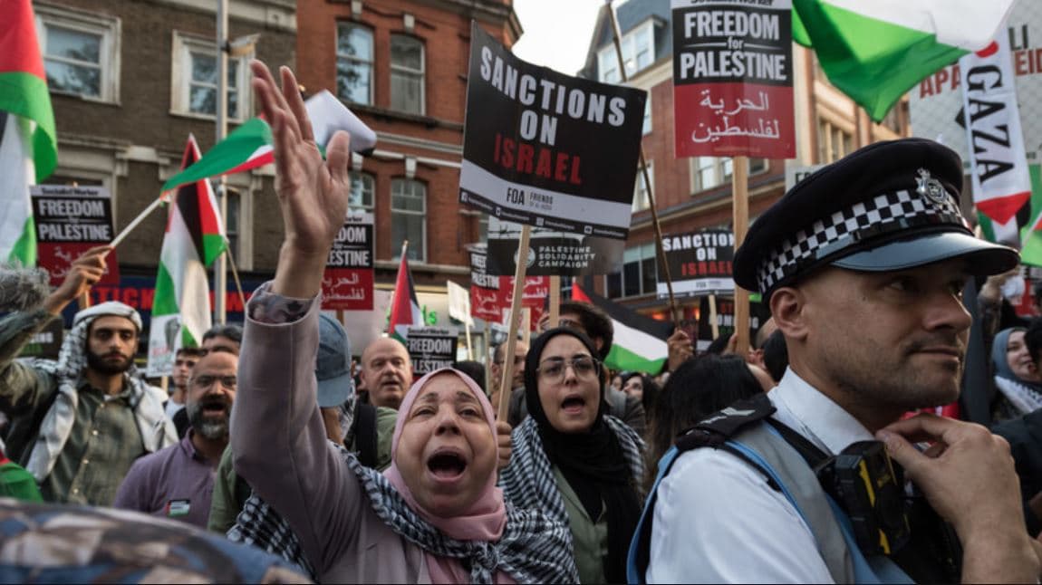 Britania e Madhe mund të arrestojë njerëz për valëvitjen e flamujve palestinezë