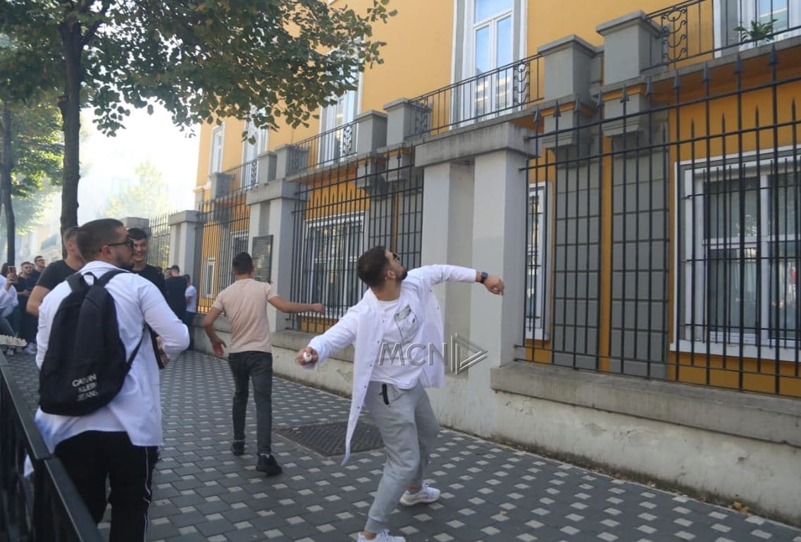  Protesta e studentëve të Mjekësisë/ Goditet me vezë godina e Ministrisë së Arsimit