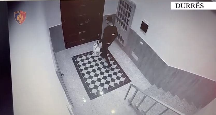 Emrat/ Vodhën para dhe bizhuteri në disa banesa, 3 të arrestuar në Durrës