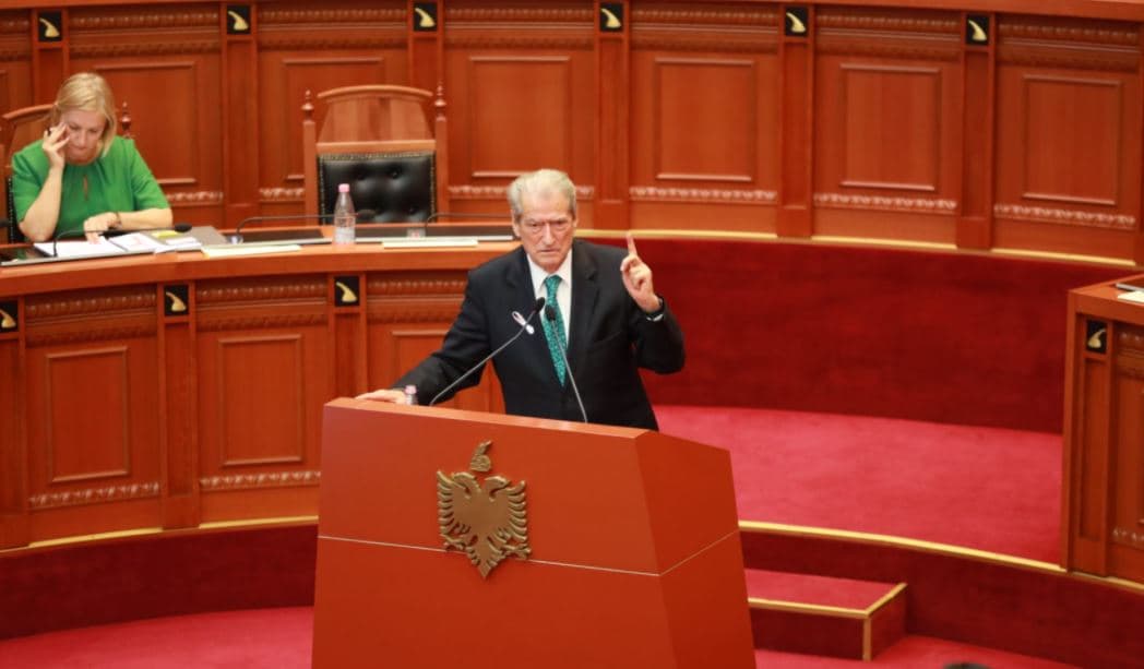 Berisha: Fjalimi i Ramës ishte shkruar në zyrat e Vuçiçit! Qëllimi ishte të portretizohej Kurti si djall me zile