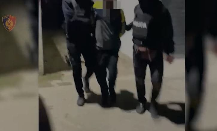Ndihmonin emigrantët të kalonin kufirin ilegalisht, arrestohen 9 persona në Durrës