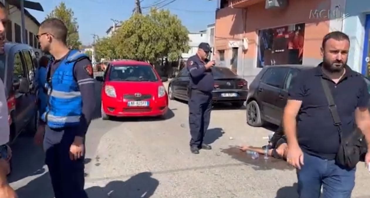 Qytetari dhunohet në mes të ditës. Policia vë në pranga dy persona, ngjarja mbetet e pazbardhur