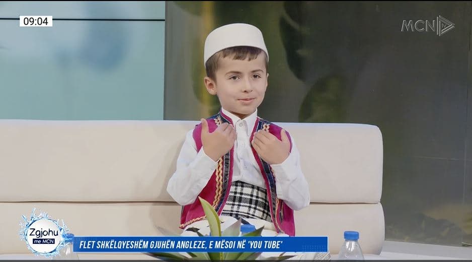 7-vjeçari kuksian flet shkëlqyeshëm anglishten/ Roan Ora: E mësova nga Youtube, dua të bëhem një shkencëtar