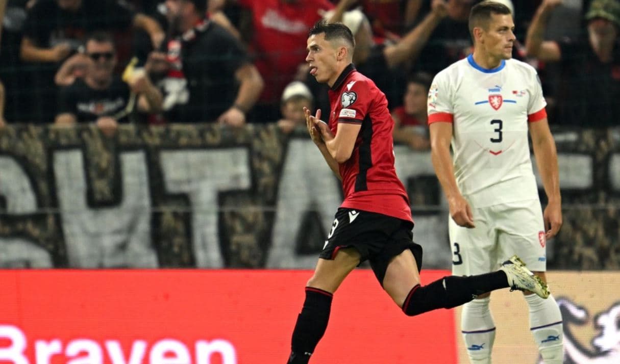 Supergoli i Asanit vendos pjesën e parë, Çekia me 10 lojtarë