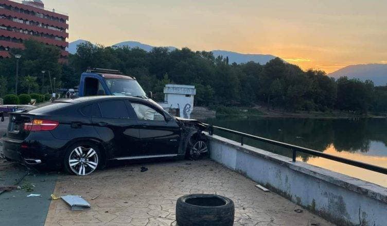Humbi kontrollin e mjetit dhe u përplas me digën e Liqenit, kapet i shpalluri në kërkim