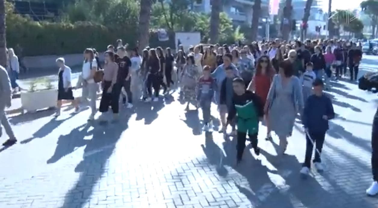 “Akses në shkollat publike”. Të verbrit kërkojnë të drejtat e tyre në një marshim