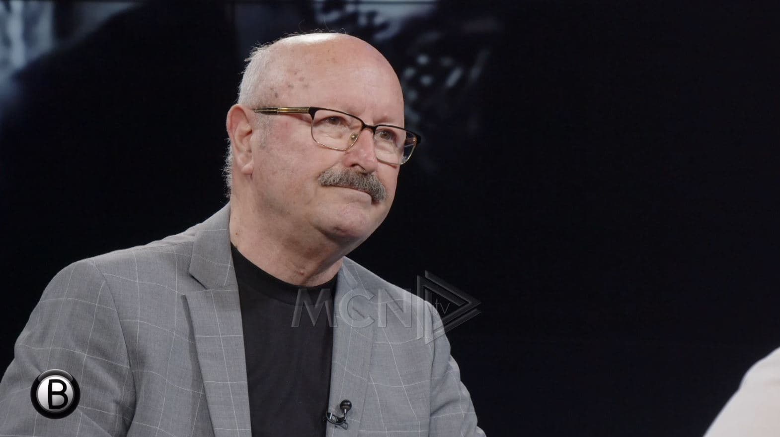 Bilardo në MCN/ “U tmerrova me veten”, Bujar Kapexhiu tregon si u zgjodh aktor në filmin “Duel i heshtur” 