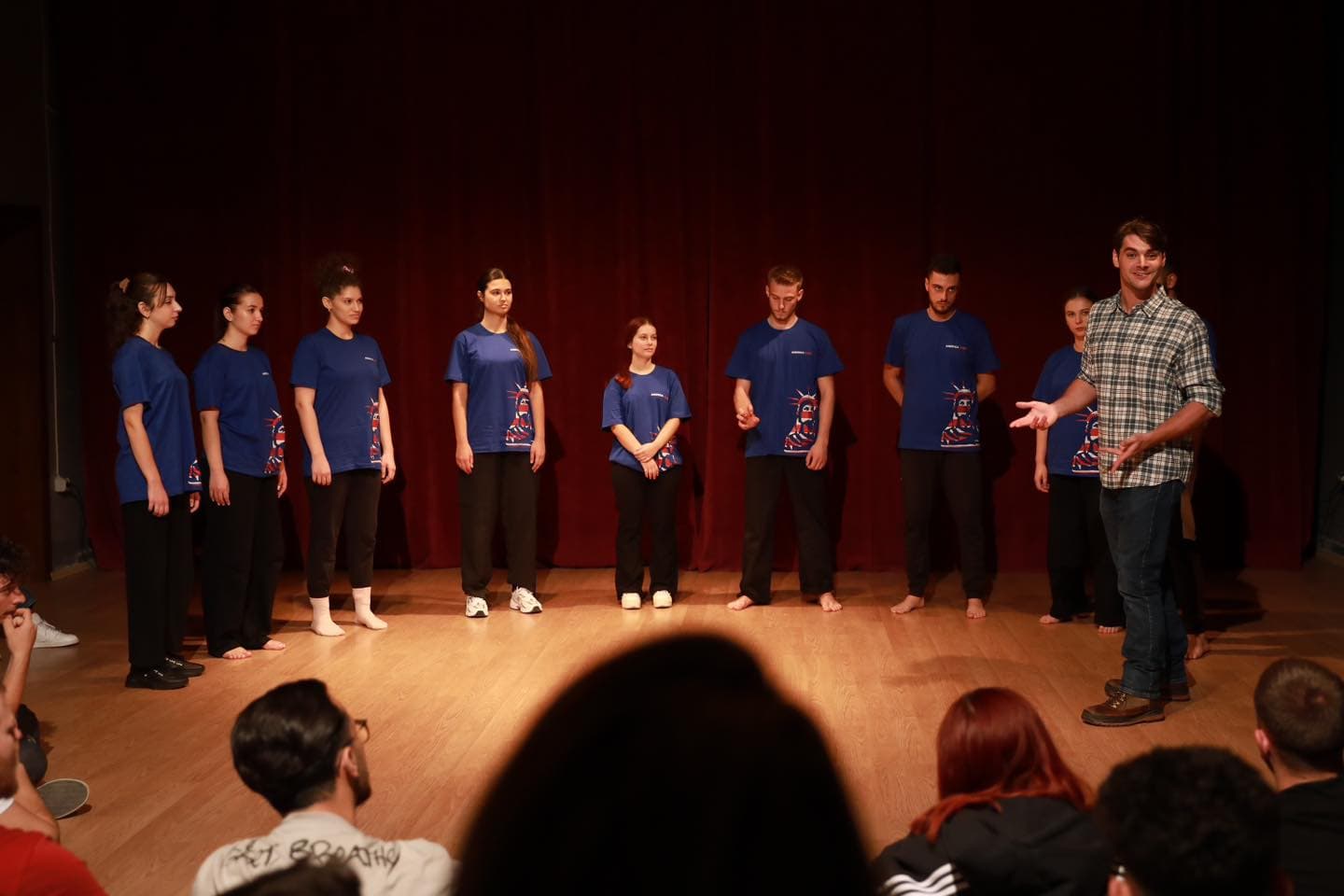  Ambasada e SHBA: Aktori RJ Mitte, workshop me studentët në Universitetin e Arteve në Tiranë