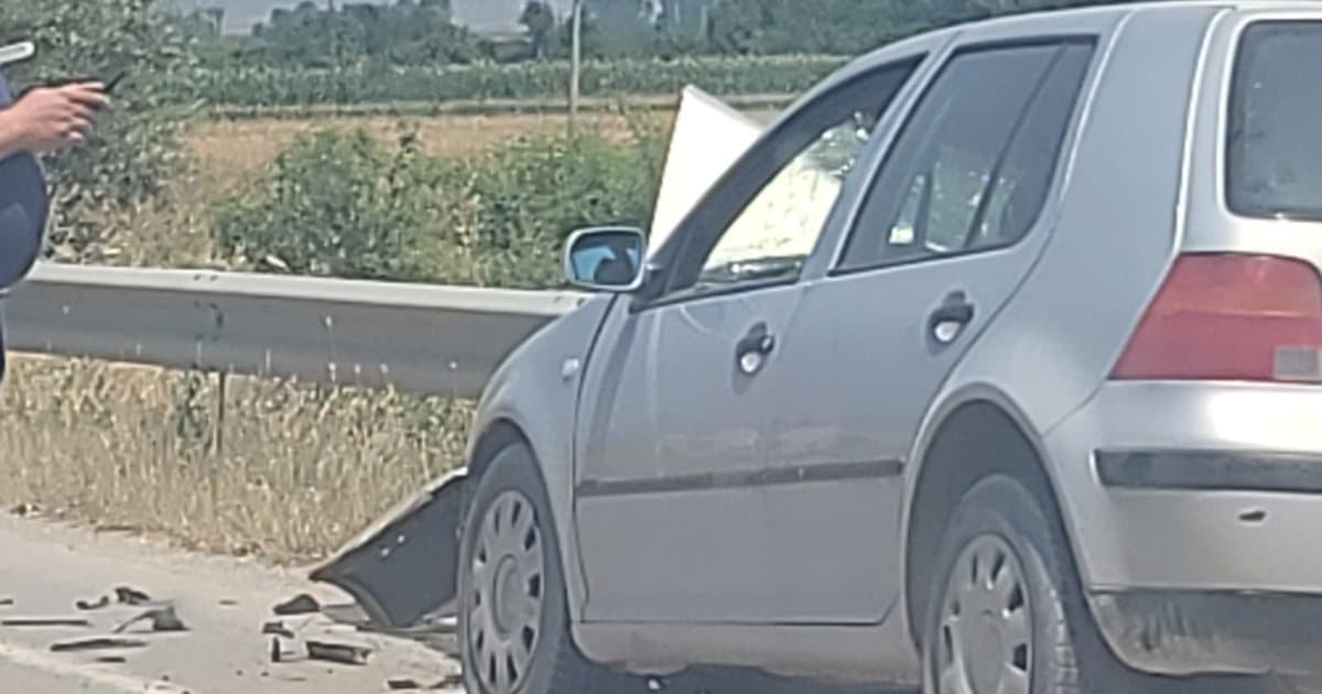 Makina përplaset me mbrojtësen metalike të rrugës, humb jetën një person në Belsh