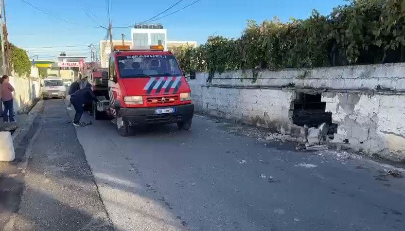 Aksident në rrugën dytësore Lezhe-Rrilë/ Makina përplaset me murin rrethues të një banese