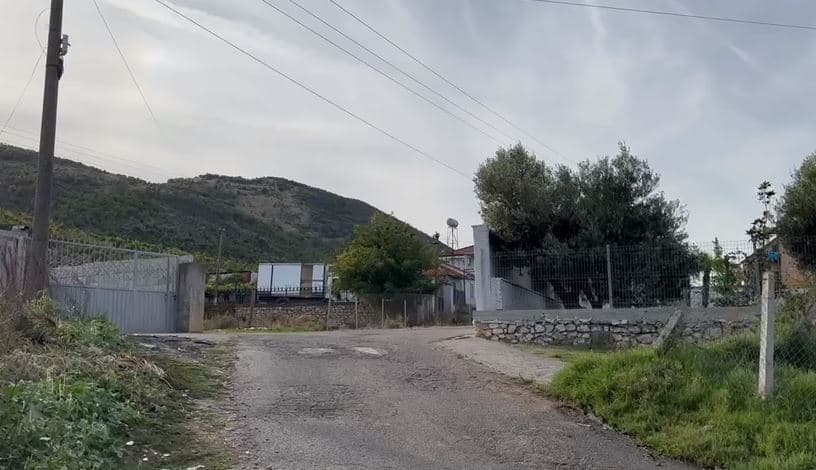 Hynë për të grabitur banesën, hajdutët e maskuar përleshen me të moshuarin dhe qëllojnë me armë