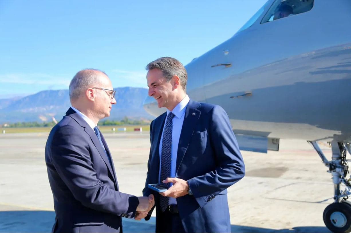 Samiti/ Mbërrin në Tiranë Kyriakos Mitsotakis, pritet në Rinas nga Igli Hasani 