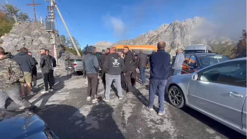   Banorët e Thethit protestojnë kundër prishjes së ndërtimeve në zonë