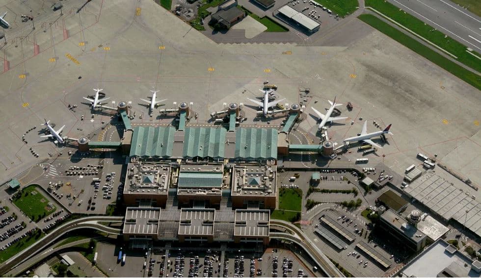 Pulëbardhat mbyllin aeroportin e Venecias