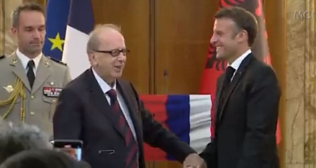 Macron dekoron Kadarenë. Presidenti francez i jep titullin e Legjionit të Nderit (VIDEO)