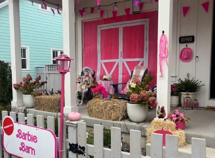 Një lagje në Utah dekorohet e gjitha si shtëpia e Barbie për Halloween