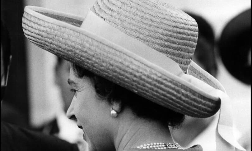 Buckingham Palace në kërkim të biografit zyrtar të Elizabeth II