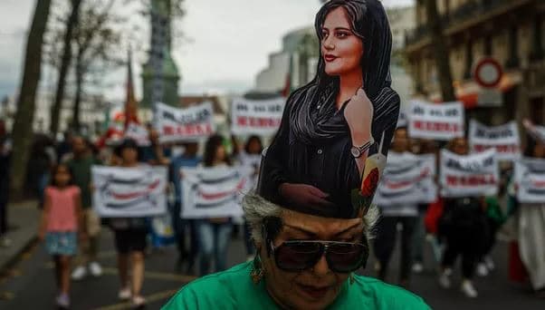 Iran, avokati i Mahsa Amini-t dënohet me burg për propagandë