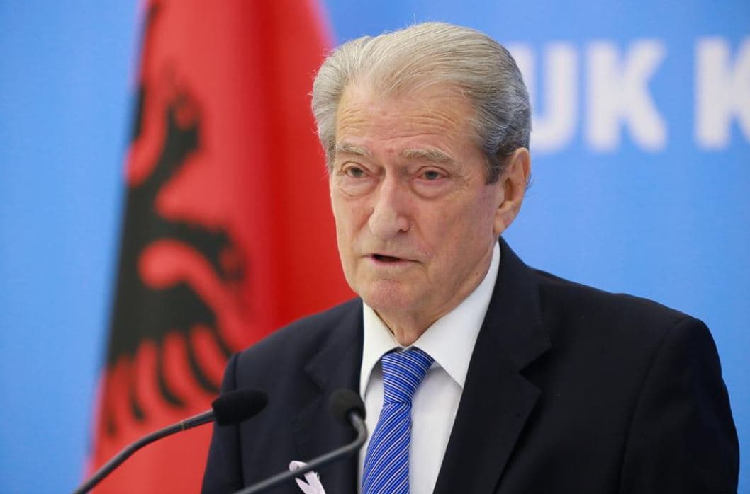 Berisha: Rama tentoi ta dekurajonte, por Albin Kurti erdhi në samit dhe i vari teneqenë që meritonte