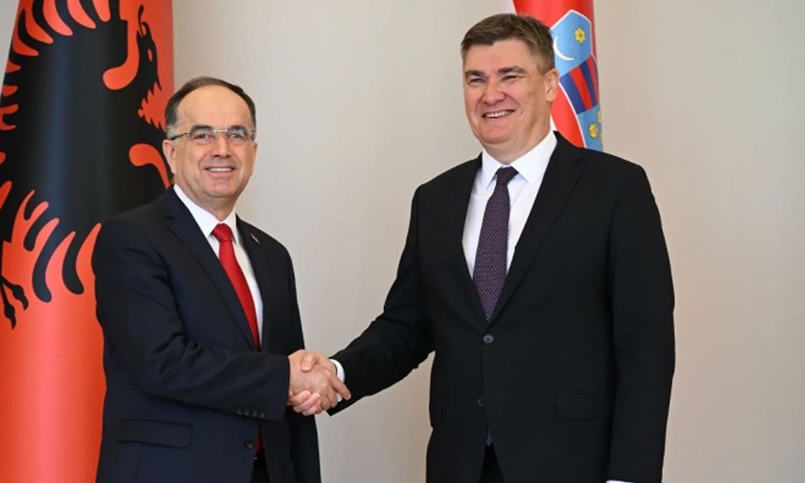  Me ftesë të Begajt, presidenti kroat Milanoviç nis vizitën dyditore në Shqipëri