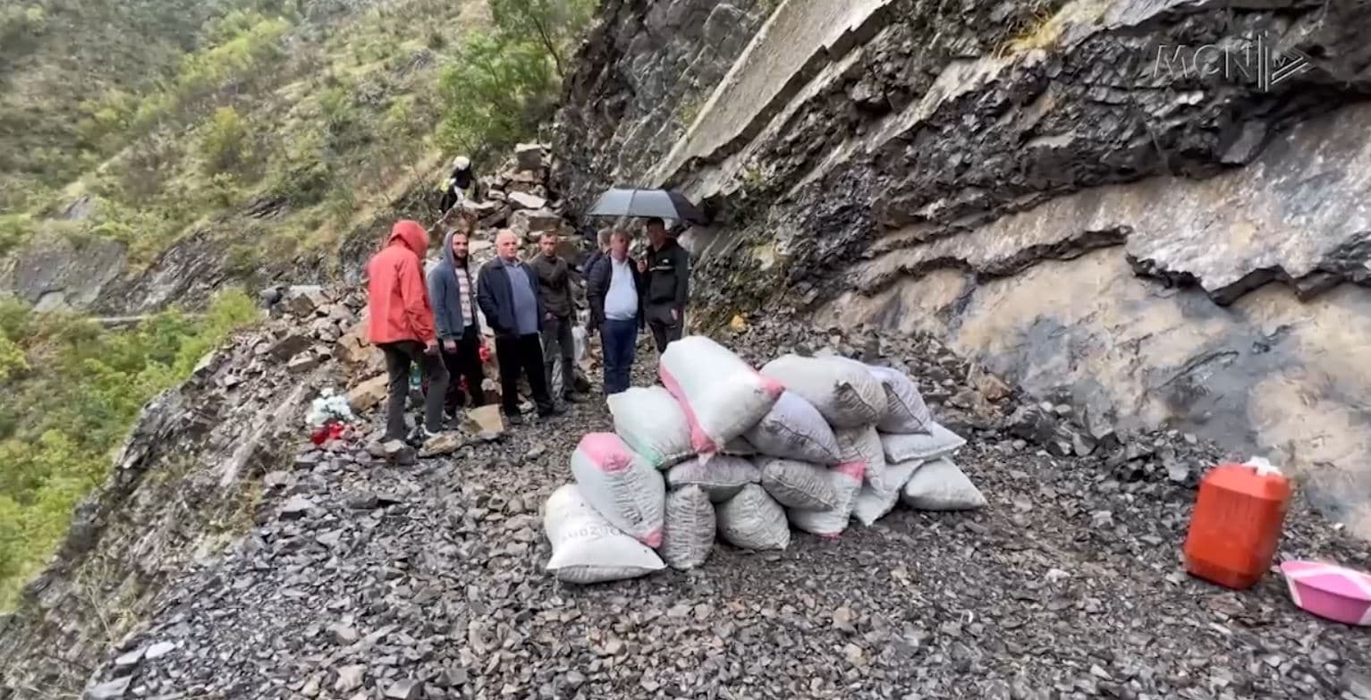 Të bllokuar prej një jave/ Banorët e Dukagjinit kërkojnë hapjen e rrugës Pult-Shosh (VIDEO)