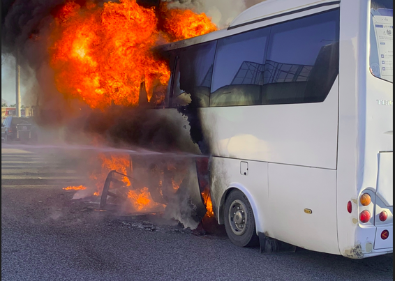 Përfshihet nga flakët një autobus në Gjirokastër