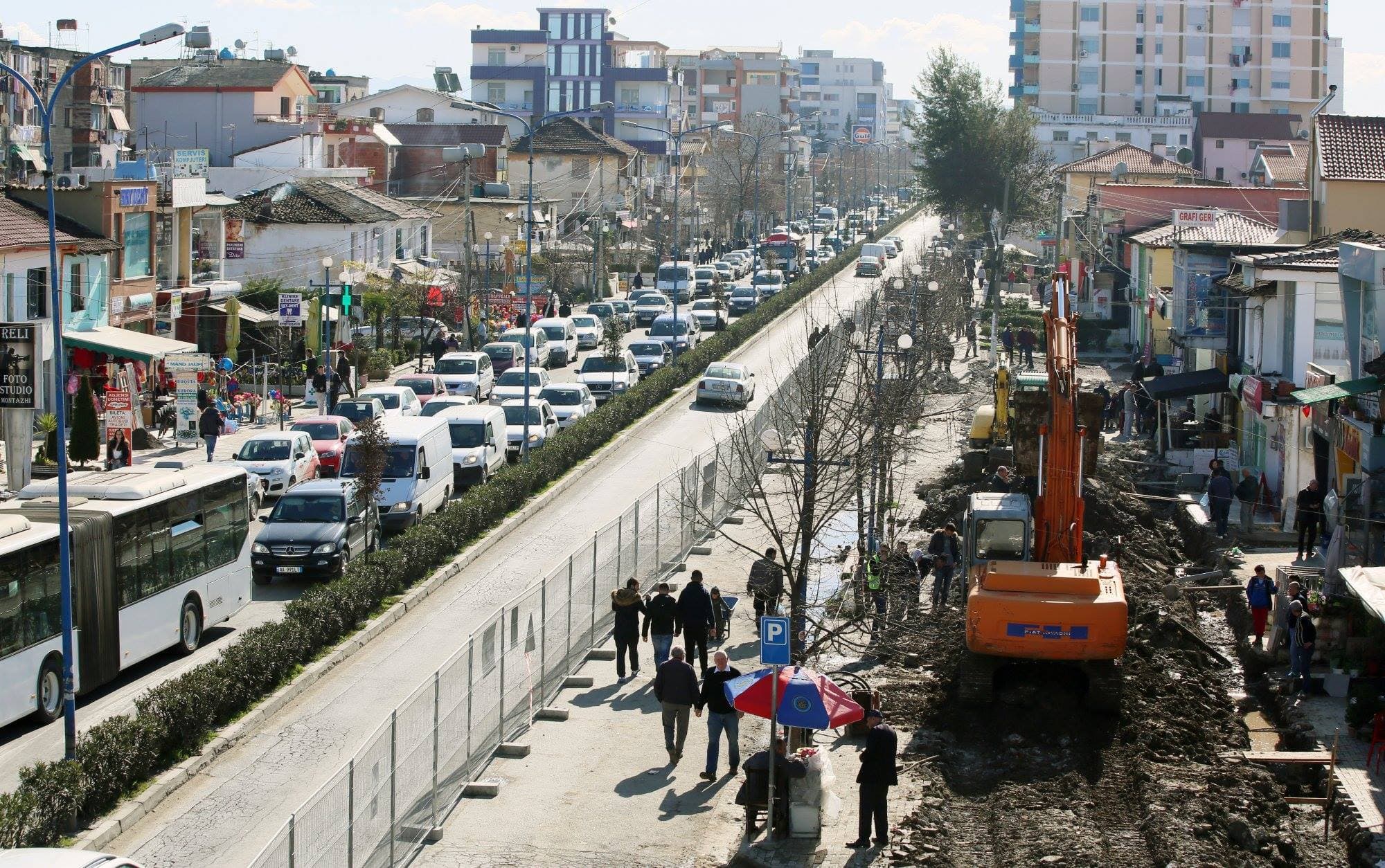 Plagosje me armë zjarri në Kamëz, policia në kërkim të të dyshuarit
