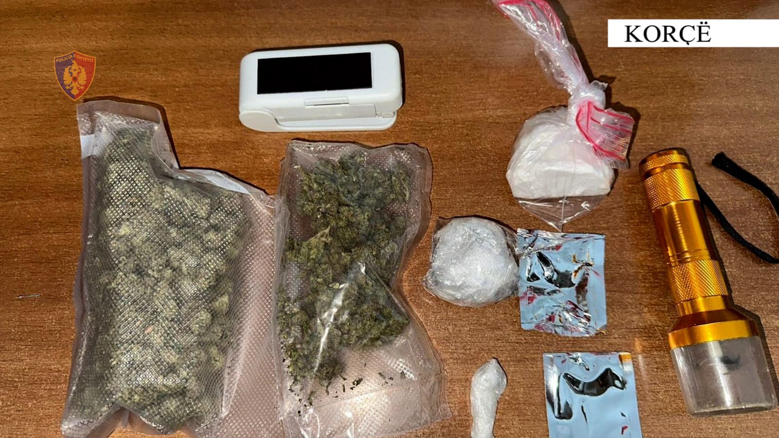 Shpërndante drogë pranë shkollave, arrestohet një person në Korçë, procedohet një tjetër