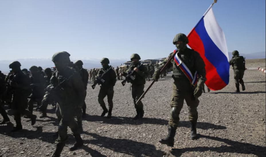 "The Guardian": Rusia po rekruton serbë dhe po i dërgon në Ukrainë
