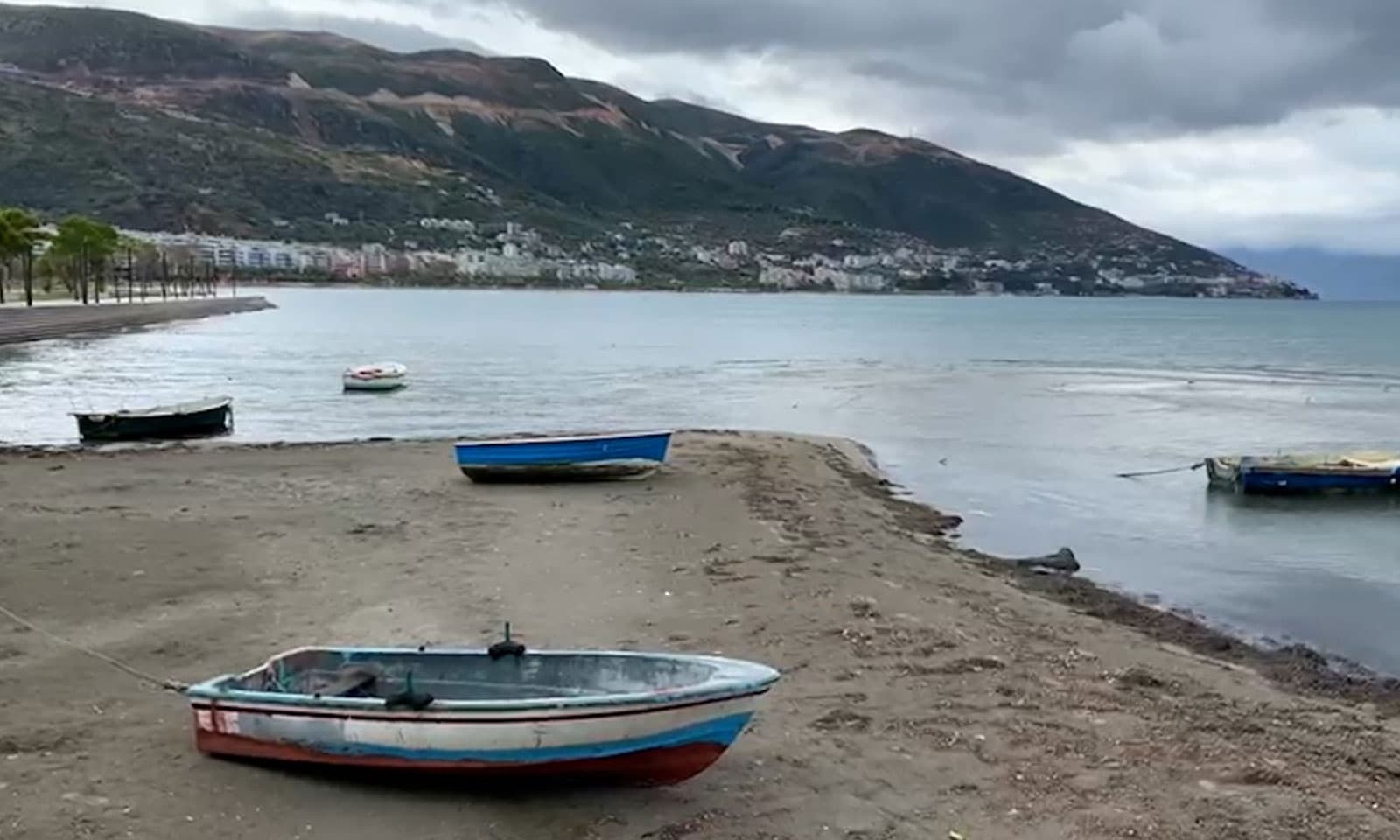 Moti i keq/ Ndalohet për tre ditë lundrimi i mjeteve të vogla në gjirin e Vlorës