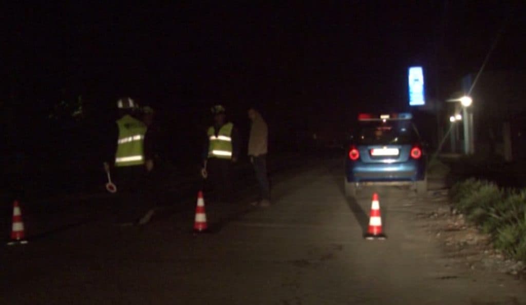 Makina humb kontrollin në aksin Bilisht-Kapshticë, plagosen dy persona