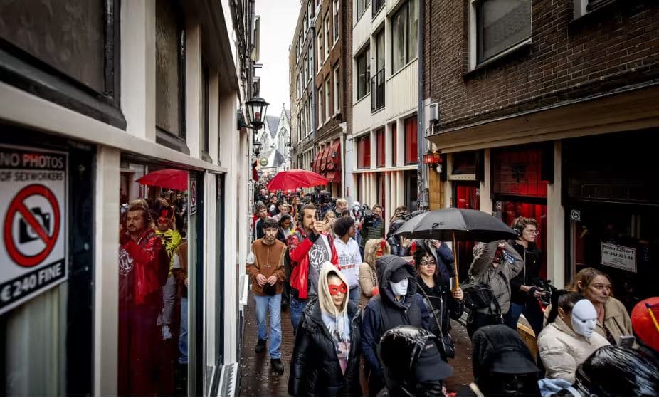 Punëtorët e seksit në Amsterdam protestojnë, kundër planit për të zhvendosur lagjen e dritave të kuqe