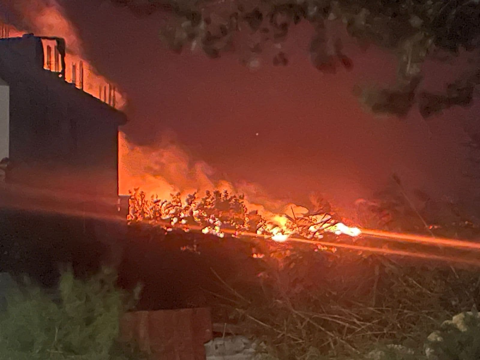 Vlorë, zjarri përfshin gjatë natës fushën e grumbullimit të mbetjeve
