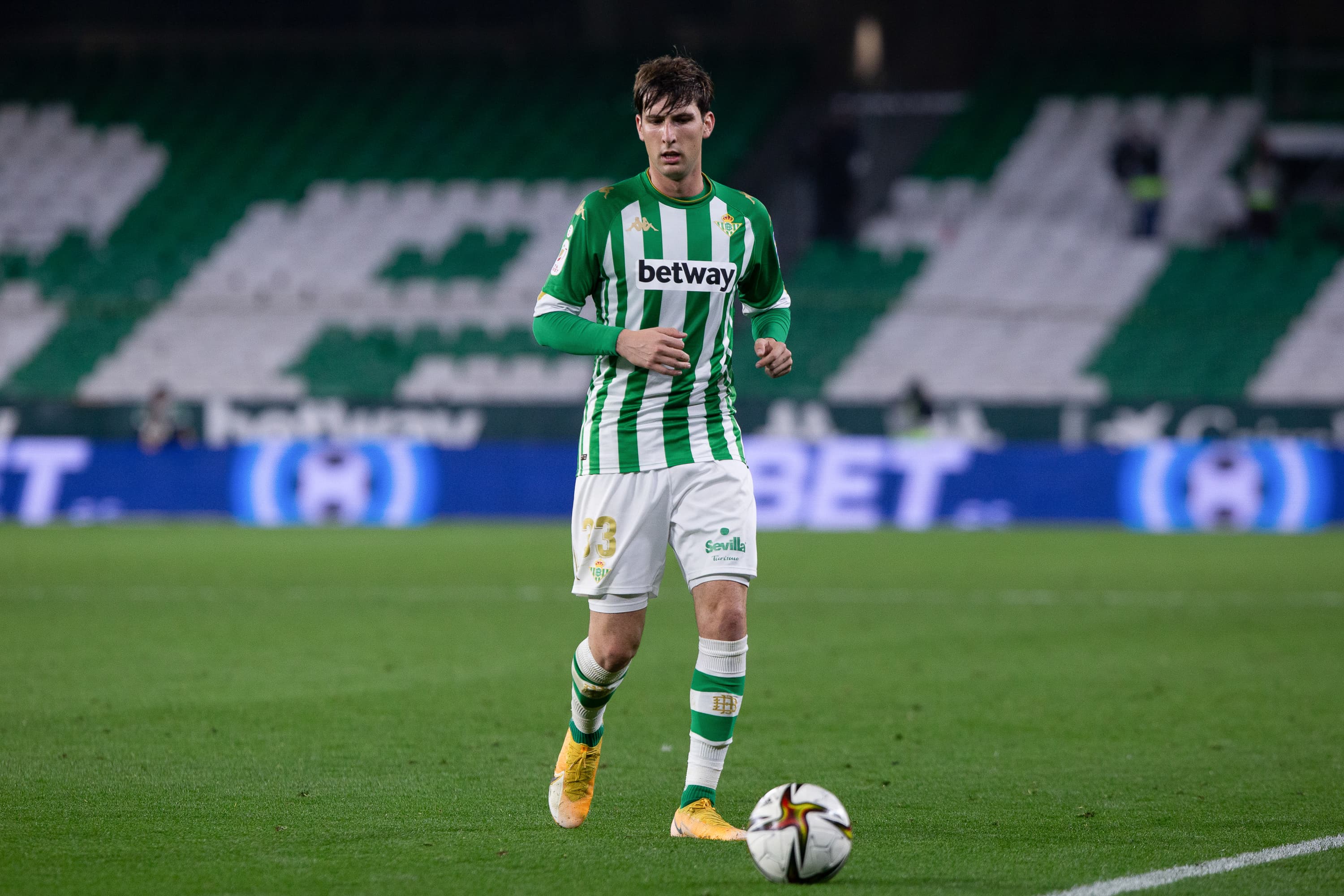 Newcastle , në garë për Juan Mirandan