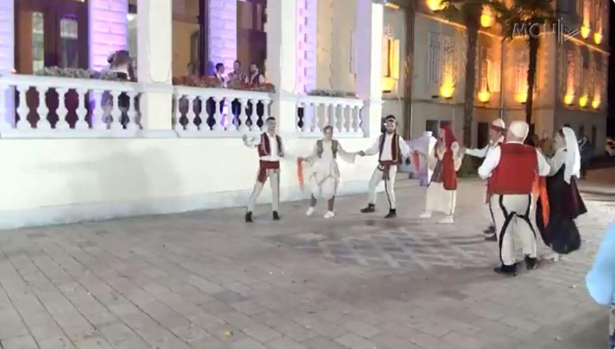 “Ardhshi t’bardhë n’ahengun tonë”/ Shkodra rikthen traditën dhe zakonet e një dasme (VIDEO)