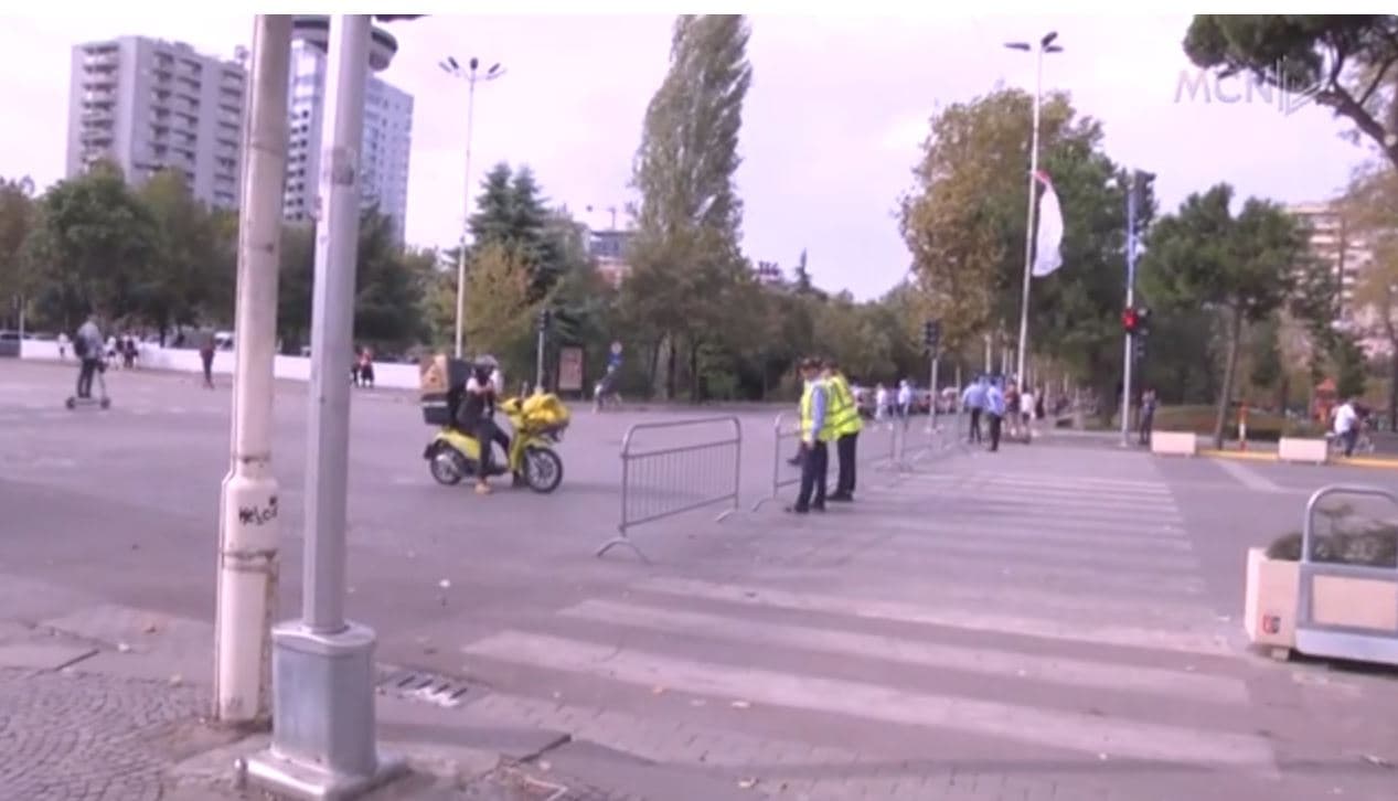 Maratona bllokon rrugët në Tiranë/ Devijon udhëtimi i disa linjave të urbanëve (VIDEO)