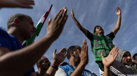 Kamionët e parë me ndihma hyjnë në Gaza, festime në anën e Egjiptit