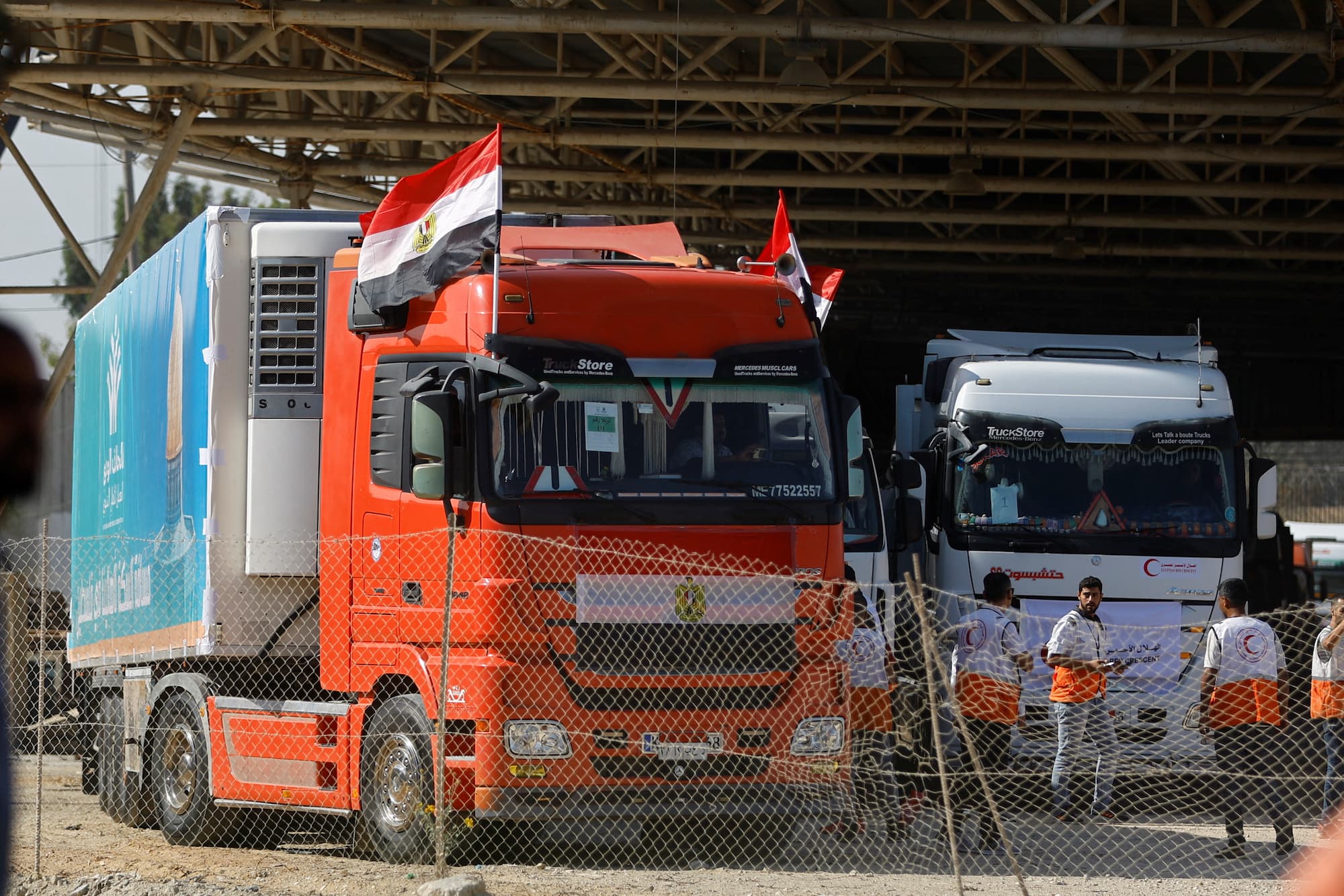 Hyjnë në Gaza kamionët e parë me ndihma humanitare