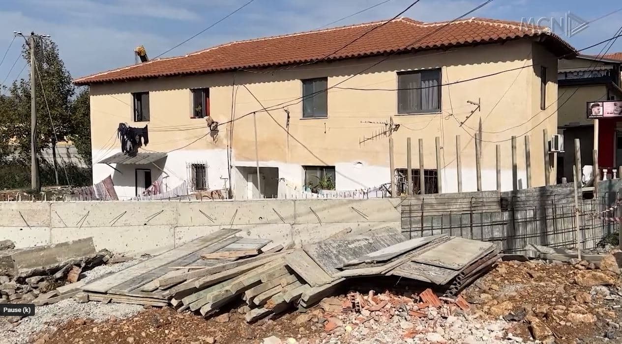 Rindërtimi i urës mbi lumin Drin/ Lezhë, punimet rrezikojnë një ndërtesë dy katëshe (VIDEO)