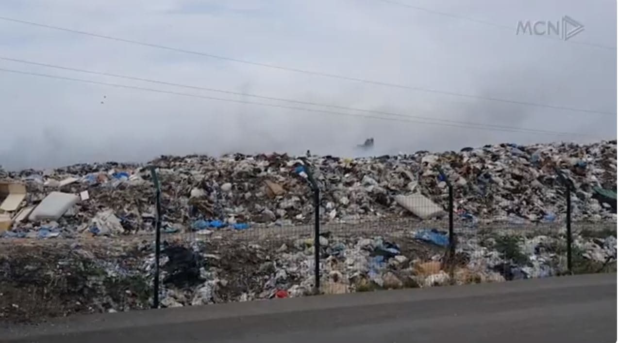 Në flakë fusha e mbetjeve në Vlorë / Banorët: Jemi të frikësuar për shëndetin (VIDEO)