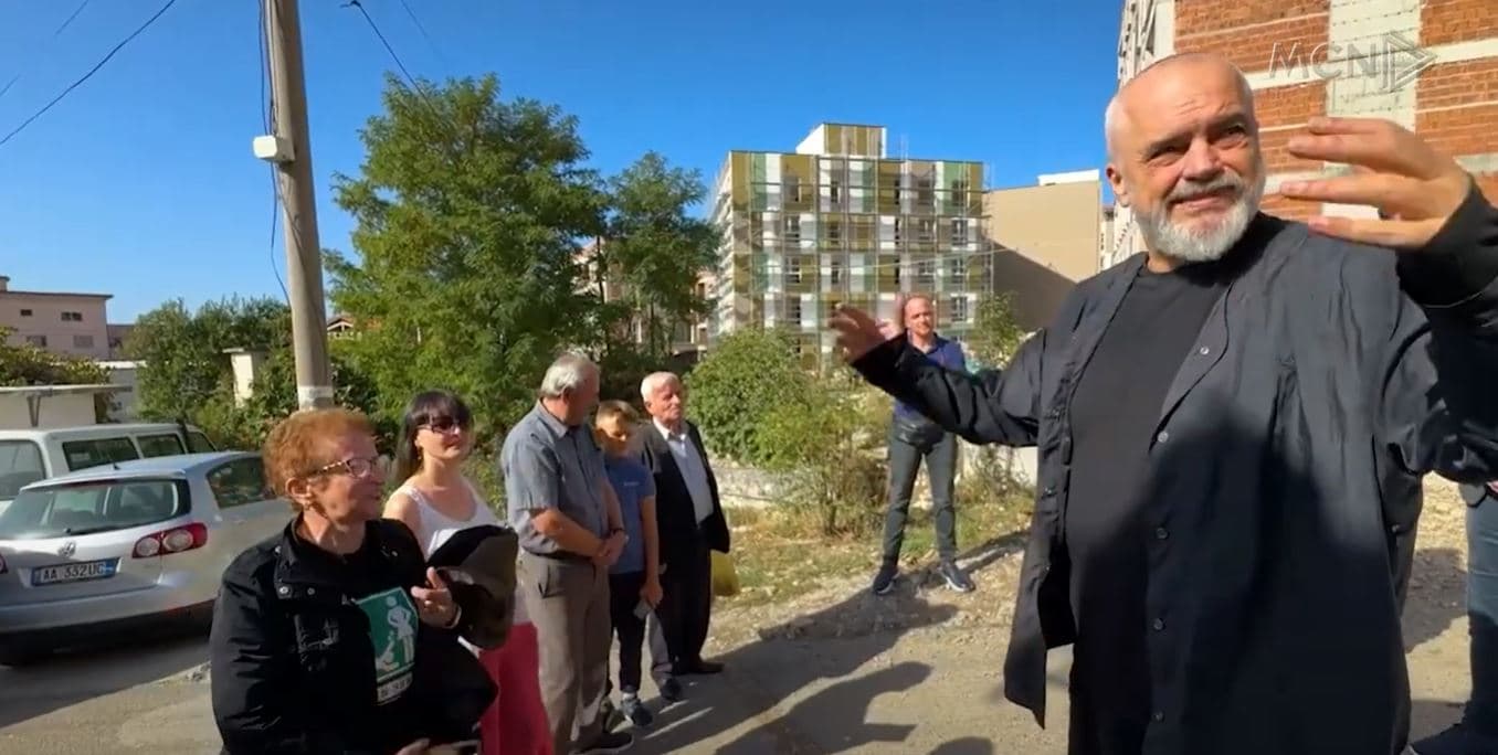 Rindërtimi, 22 pallate të reja në Krujë. Rama, ndjesë qytetarëve për vonesat e shkaktuara (VIDEO)