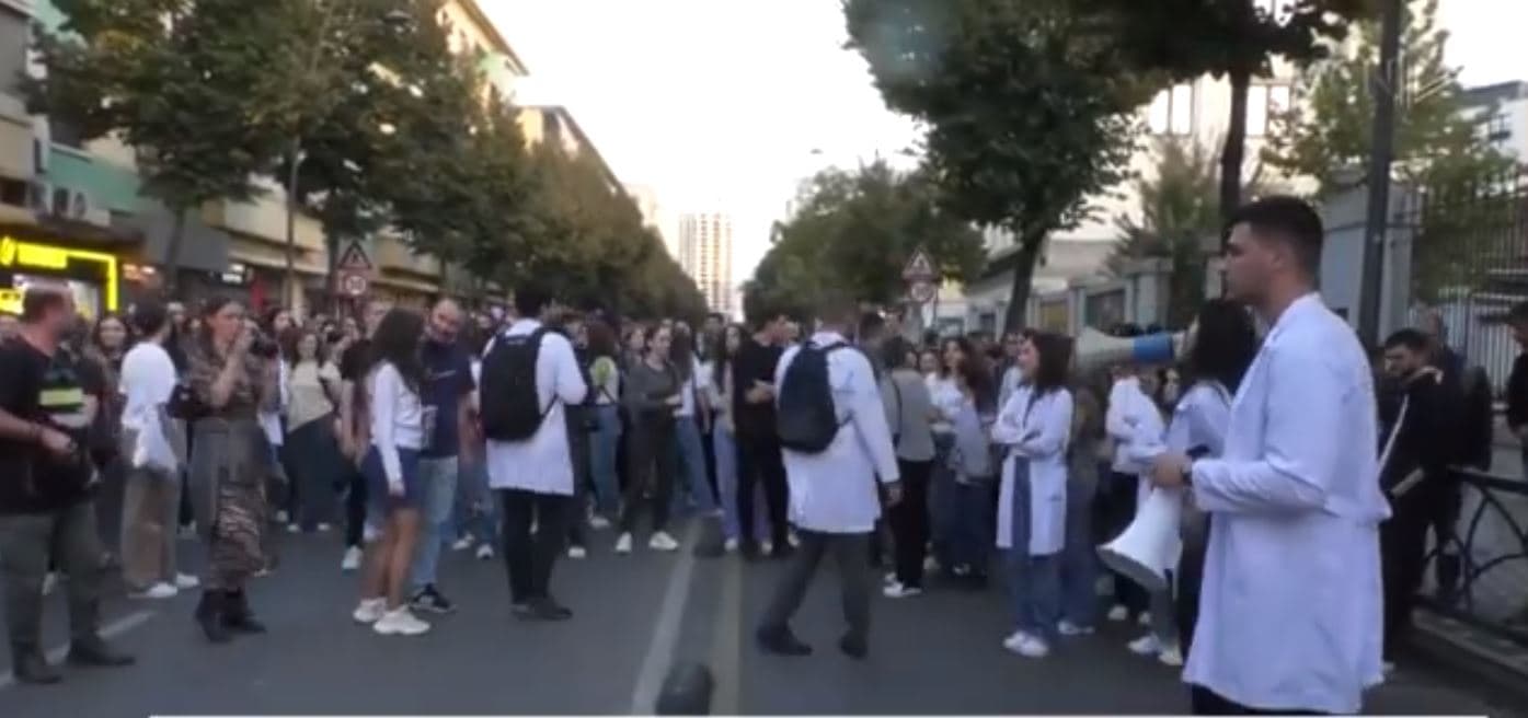 “Mjekësia” paralajmëron ngujim/ Studentët kërkojnë të dëgjohen nga ministrja (VIDEO)