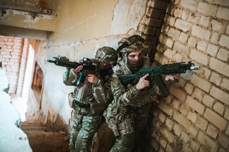 “Rusia rekruton gra për t’i dërguar në luftë”