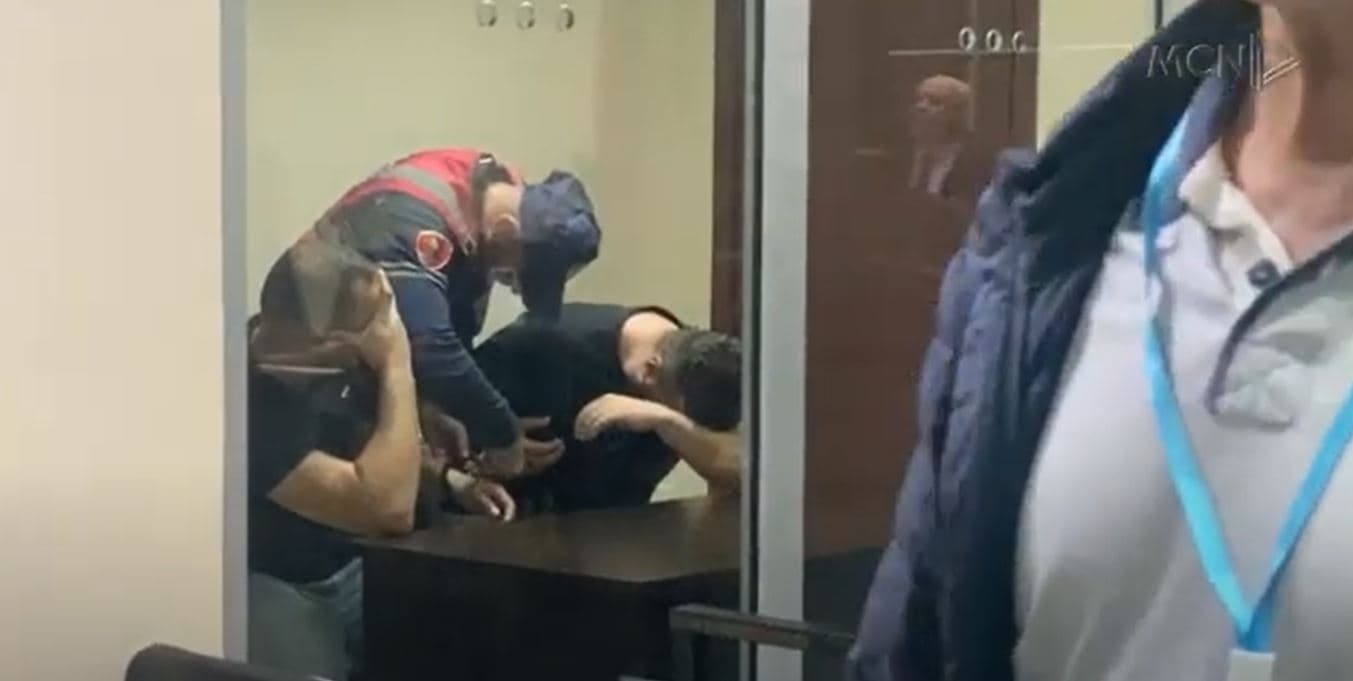 Kokëulur dhe fjalëpakë në gjykatë, lihen në burg të rinjtë, abuzuan seksualisht me 26-vjeçaren (VIDEO)